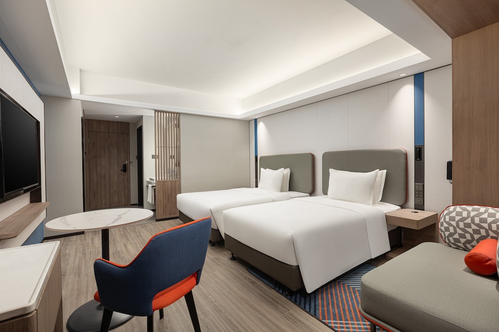 Holiday Inn Express Shanghai Gumei 16/56