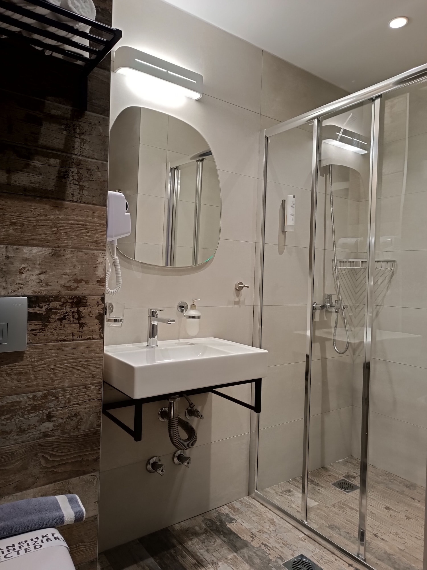 غرفة قياسية بسريرين منفصلين بشرفة، Elizabeth Queen Luxury Rooms 10/10
