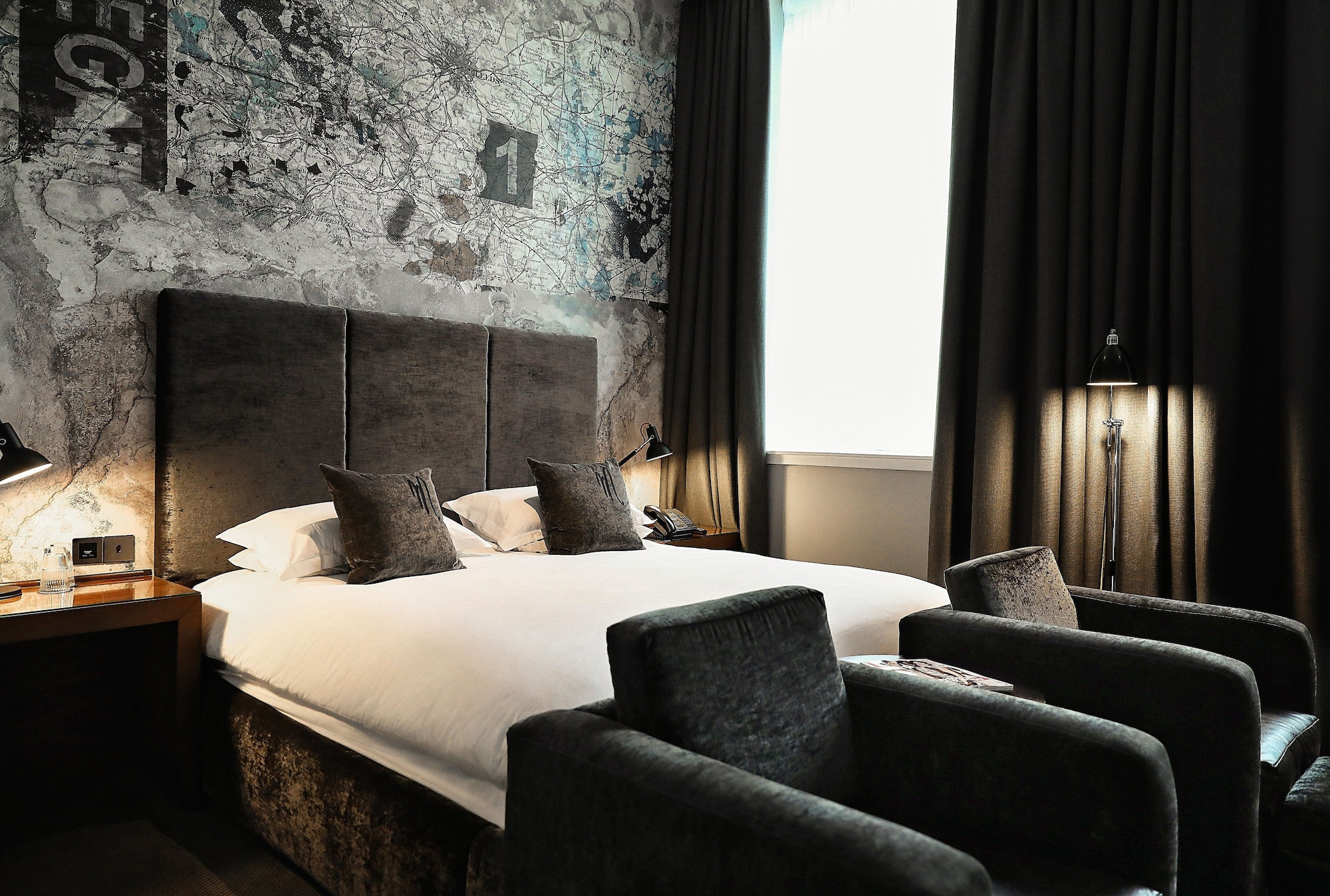 CLUB, TWIN BEDS