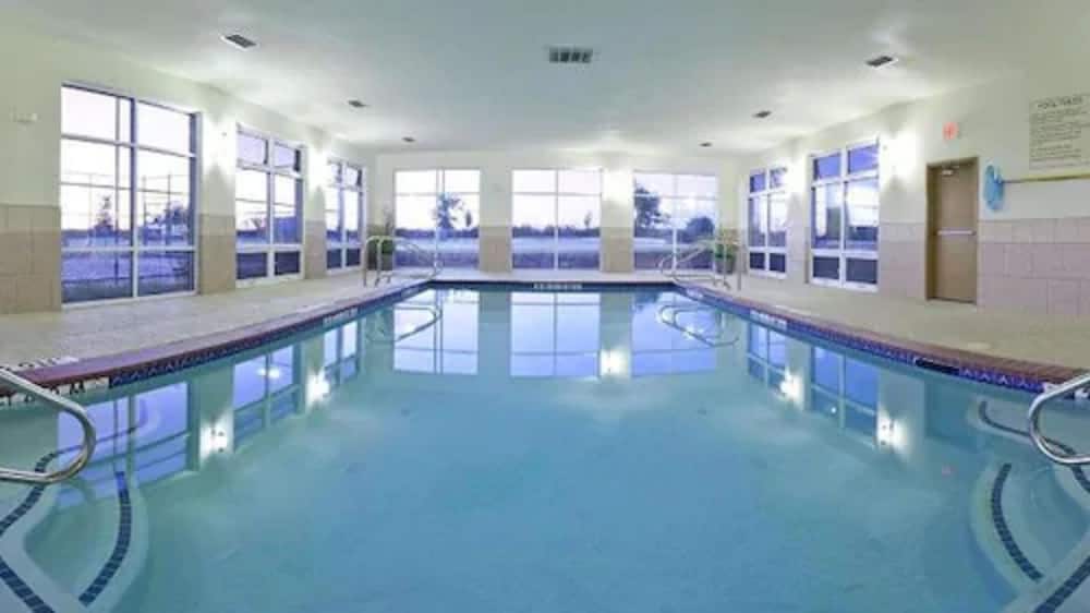 Holiday Inn Express Hotel Suites Cleburne 38/76