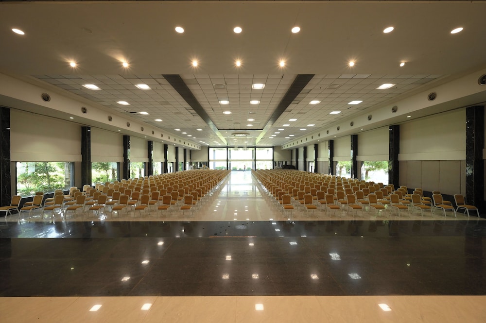 Spree One Resort and Convention 8/50