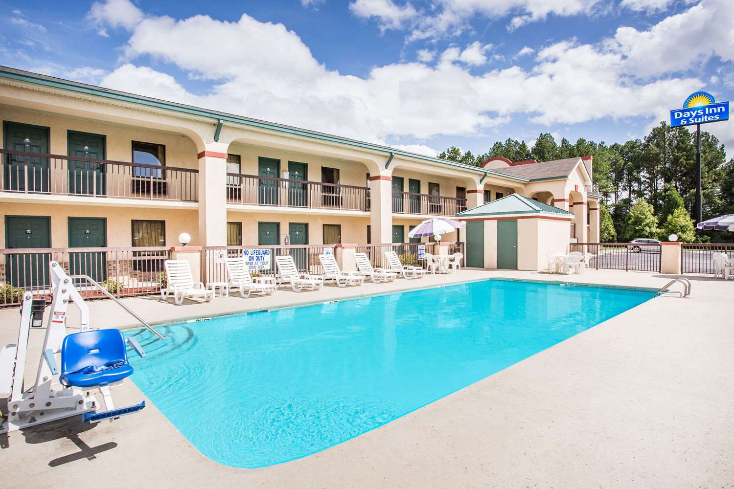 Days Inn & Suites by Wyndham Columbia Airport 1/10