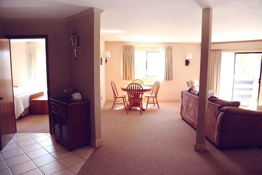 Coachman Inn Suites 41/64