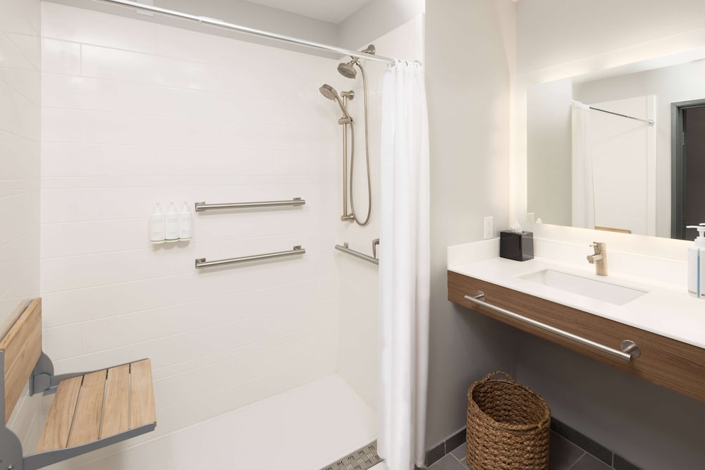 Microtel Inn and Suites by Wyndham Macedon 24/25