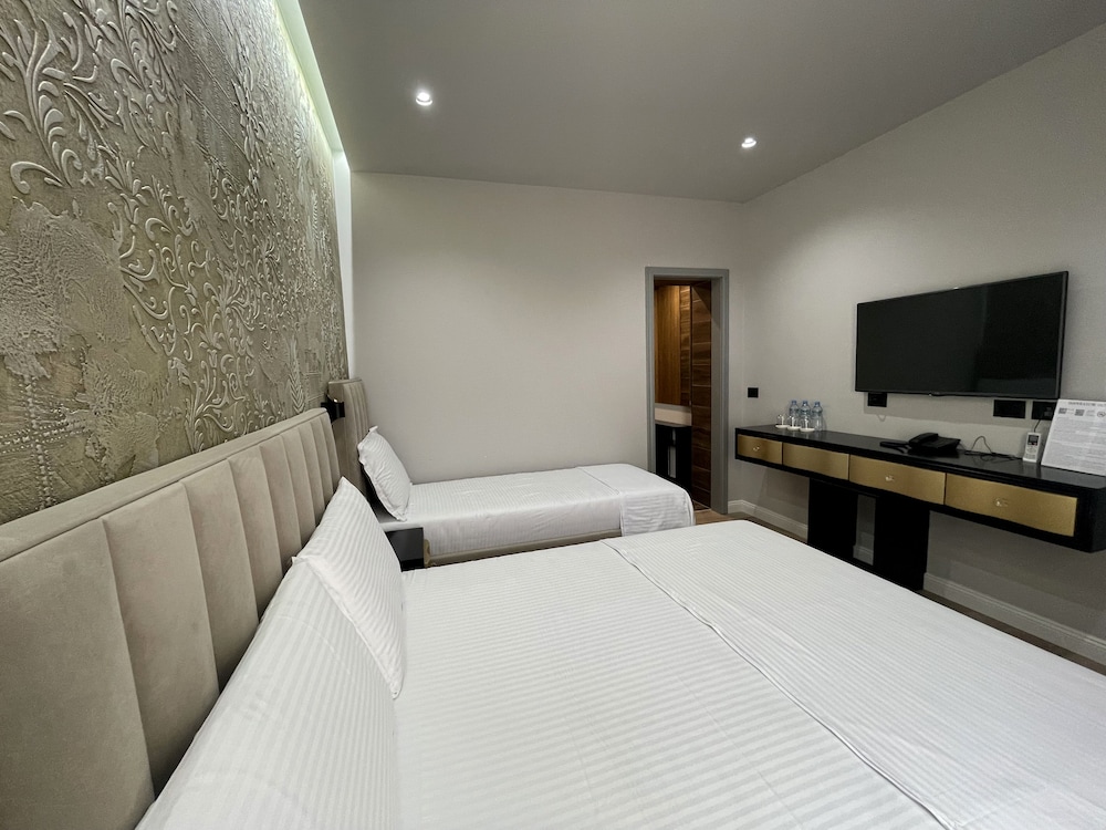 DELUXE, TRIPLE, JETTED TUB