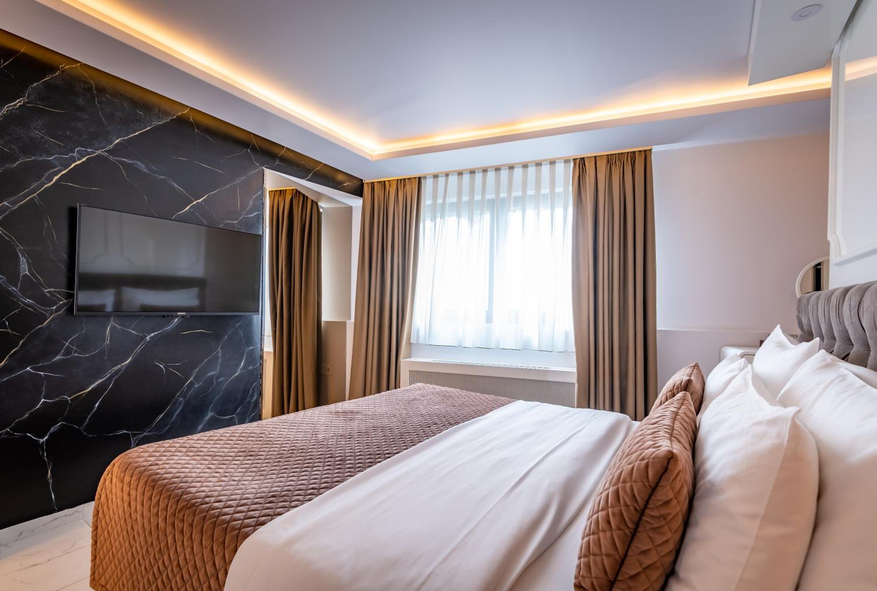 Penthouse, Apartment, King Bed, Sofa