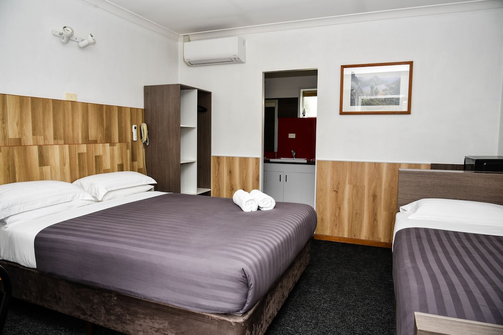 HOBART TOWER MOTEL 9/43