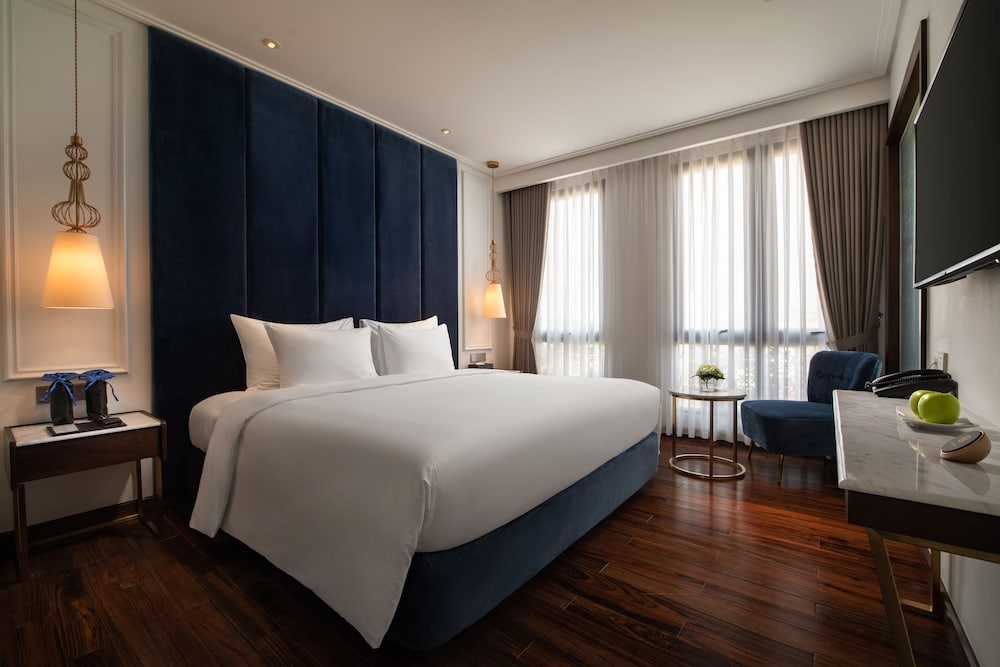 EXECUTIVE, DOUBLE OR TWIN BED, CITY VIEW