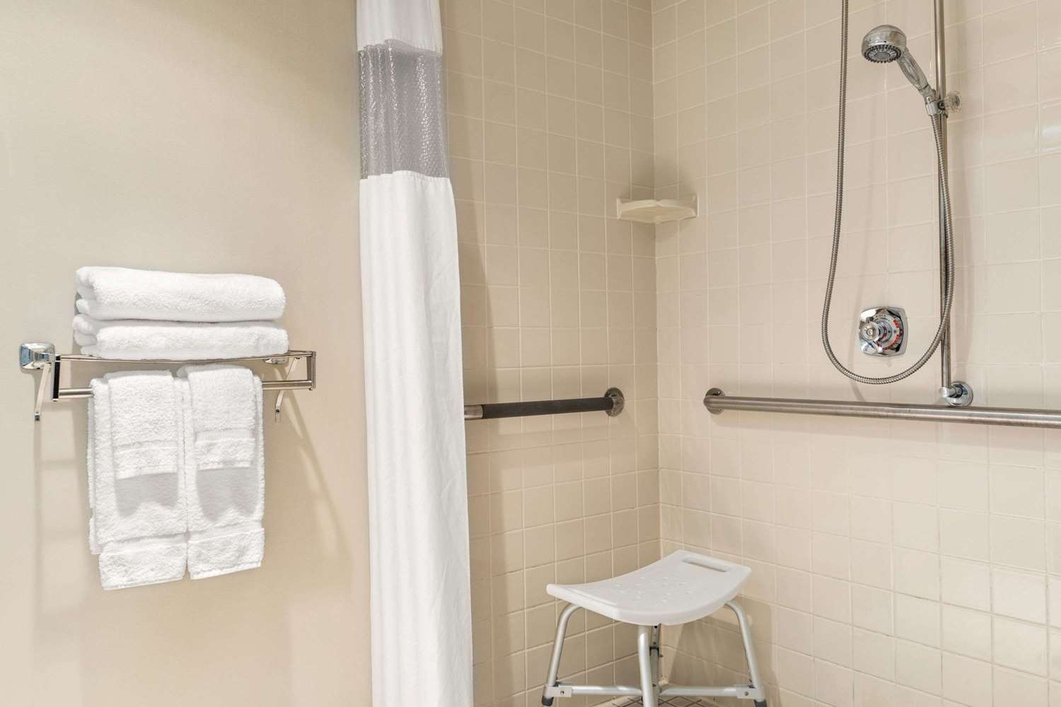 Days Inn by Wyndham Fargo/West Acres 11/11