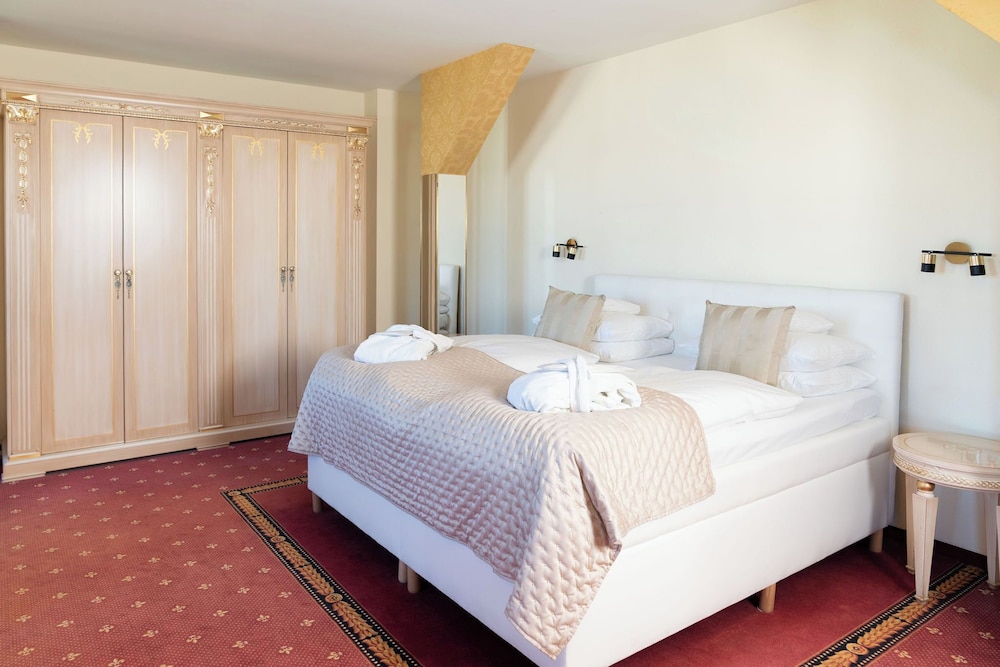 Grand, Augusta, Suite, King Bed