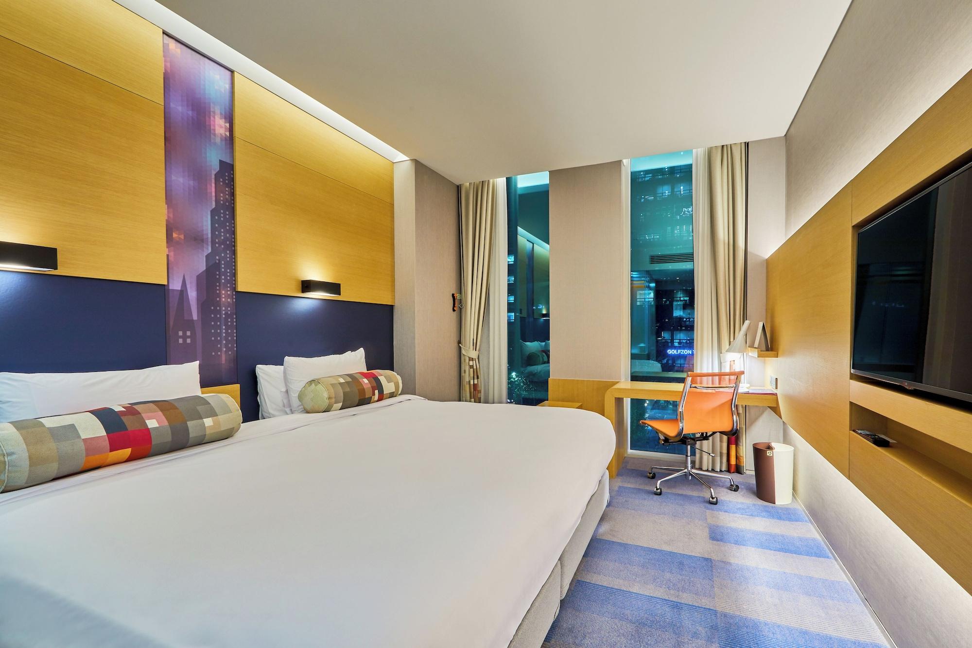 Hollywood, Urban, Chic, Double Bed, City View