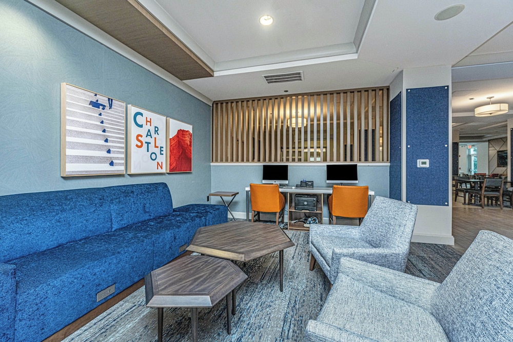 Holiday Inn Express Hotel And Suites Charleston Arpt Conv Ctr Area 44/67