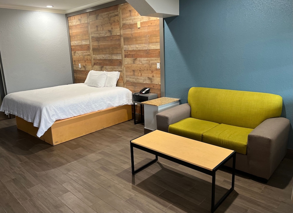 Symphony Inn and Suites 8/22