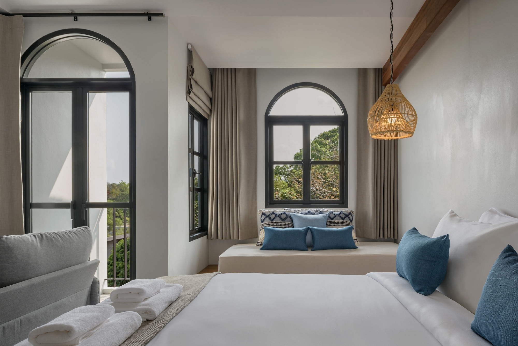 ROMANTIC, DOUBLE BED