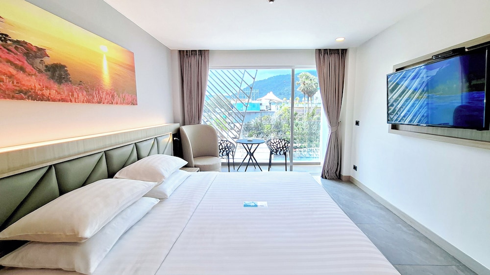 Deluxe King Balcony Mountain View