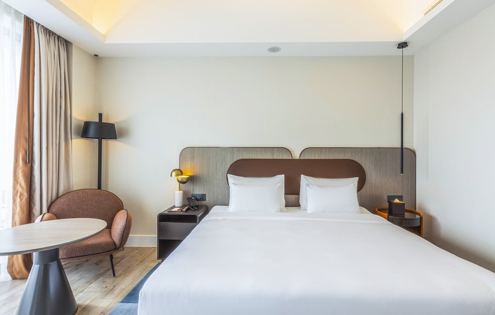 Junior Suite, King Bed, Canal View, Balcony