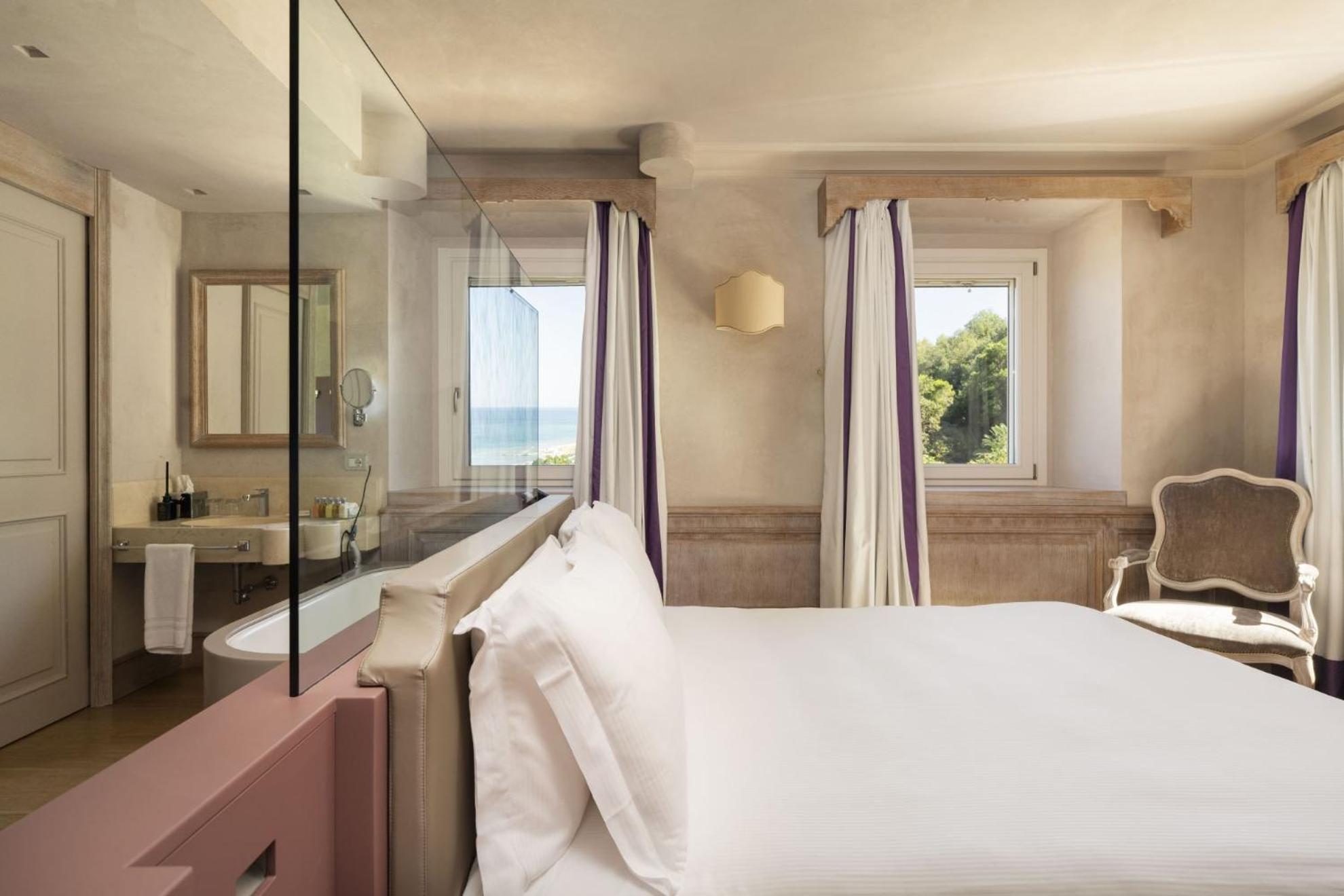 غرفة بريستيج بسرير مزدوج بإطلالة على الحديقة، Villa Lattanzi 2/9