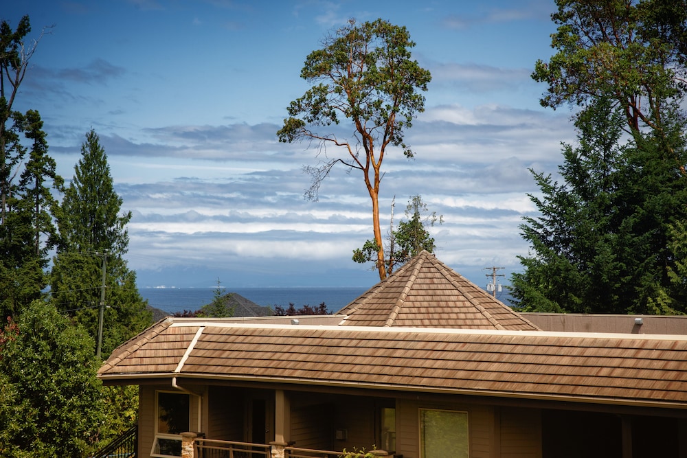 Sunrise Ridge Waterfront Resort 80/82