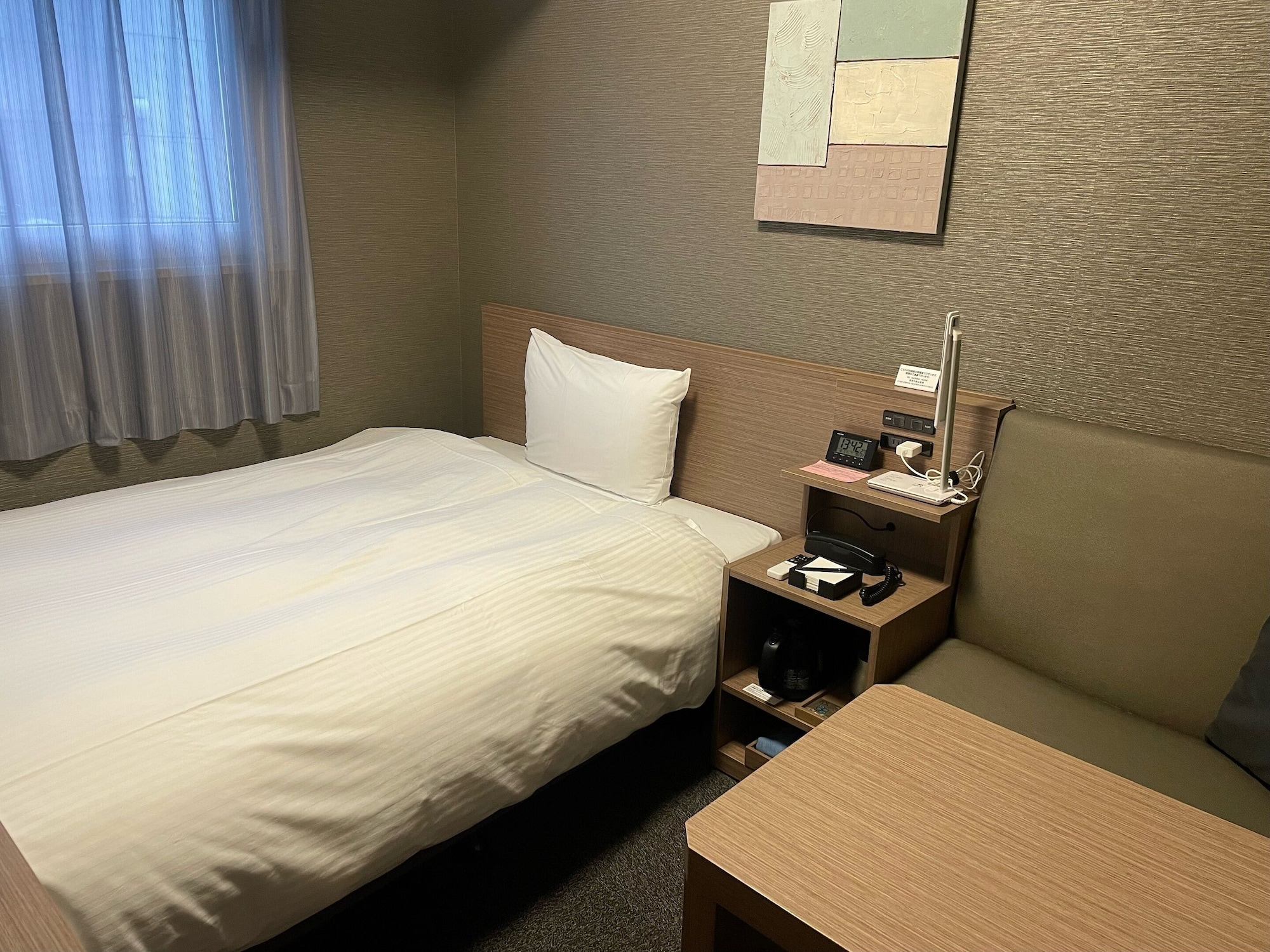 ROOM, SINGLE