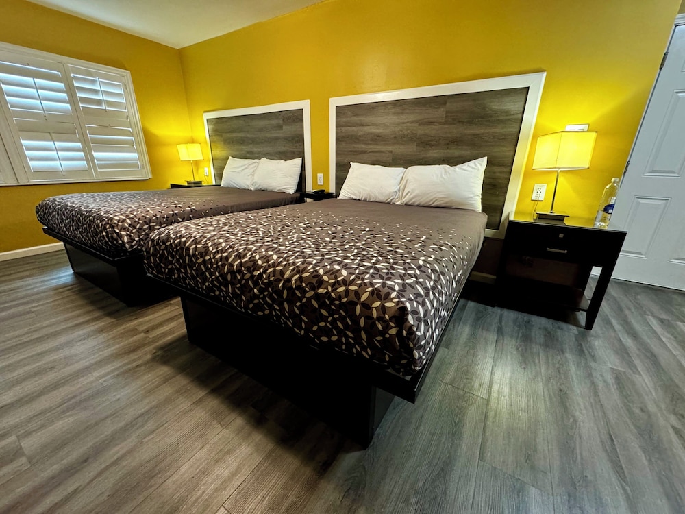 ROOM, QUEEN BED, PARTIAL OCEAN VIEW