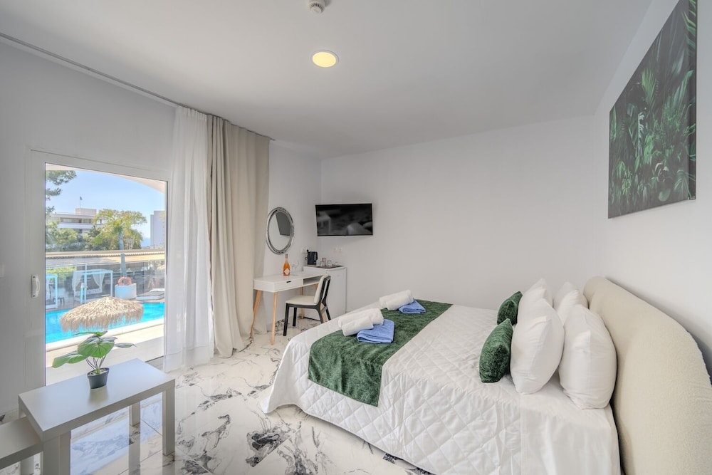 SUITE, QUEEN BED, SOFA, BALCONY