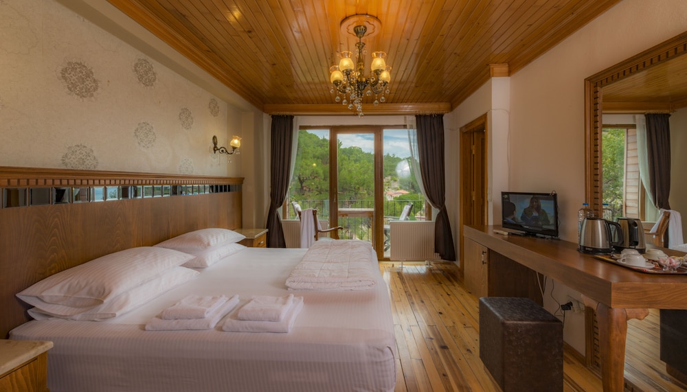 DELUXE, PARTIAL SEA VIEW