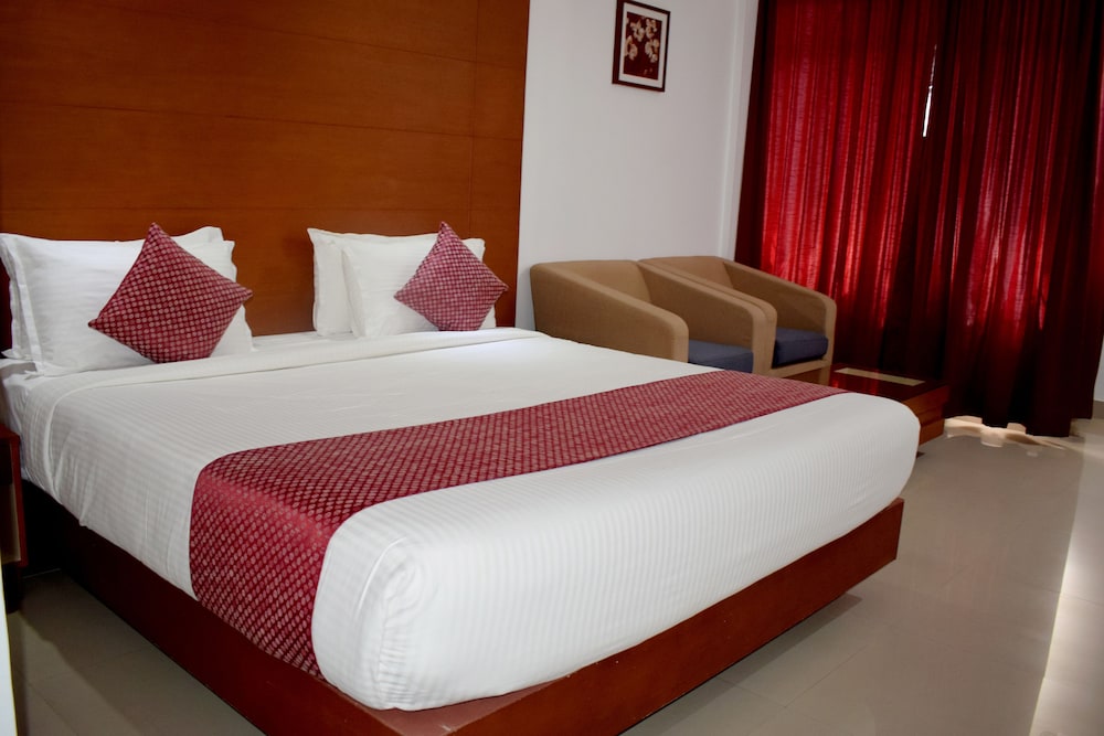 NAKSHATRA EMERALD INN GURUVAYUR 7/41