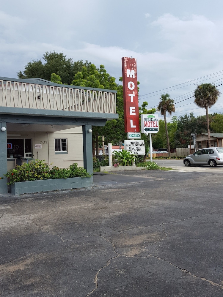 Three Oaks Motel 2/37