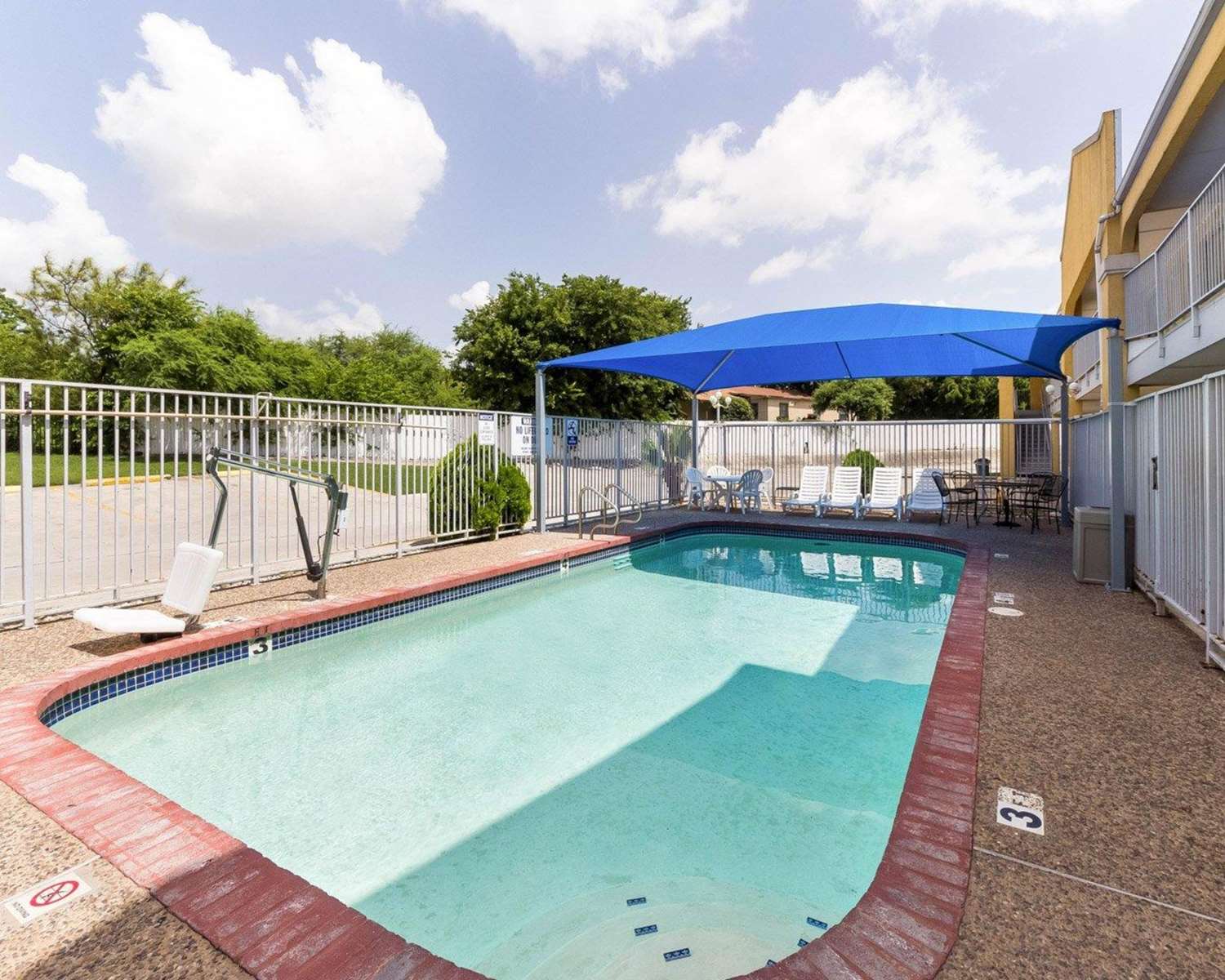 Econo Lodge Inn & Suites San Antonio near Frost Bank Center 17/25