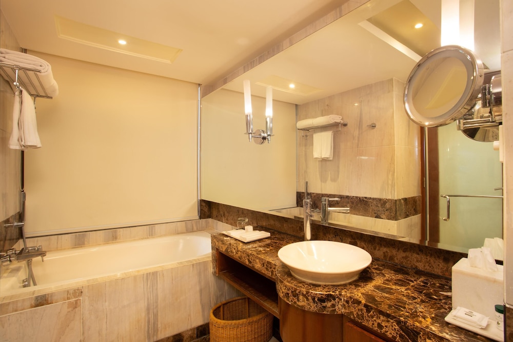 Gokulam Grand Hotel Spa 73/75