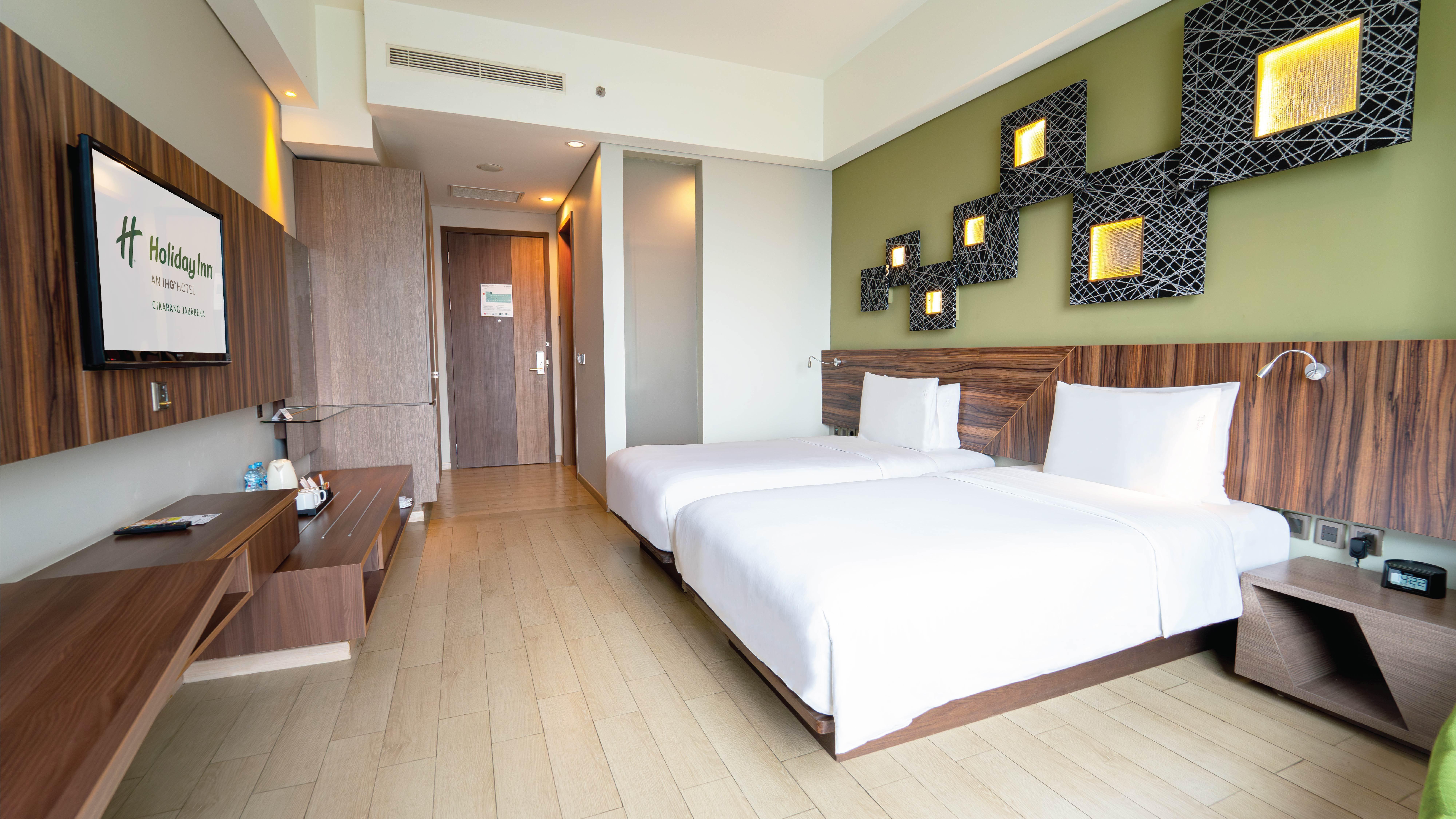 Room, Twin Beds, Pool View 6/10