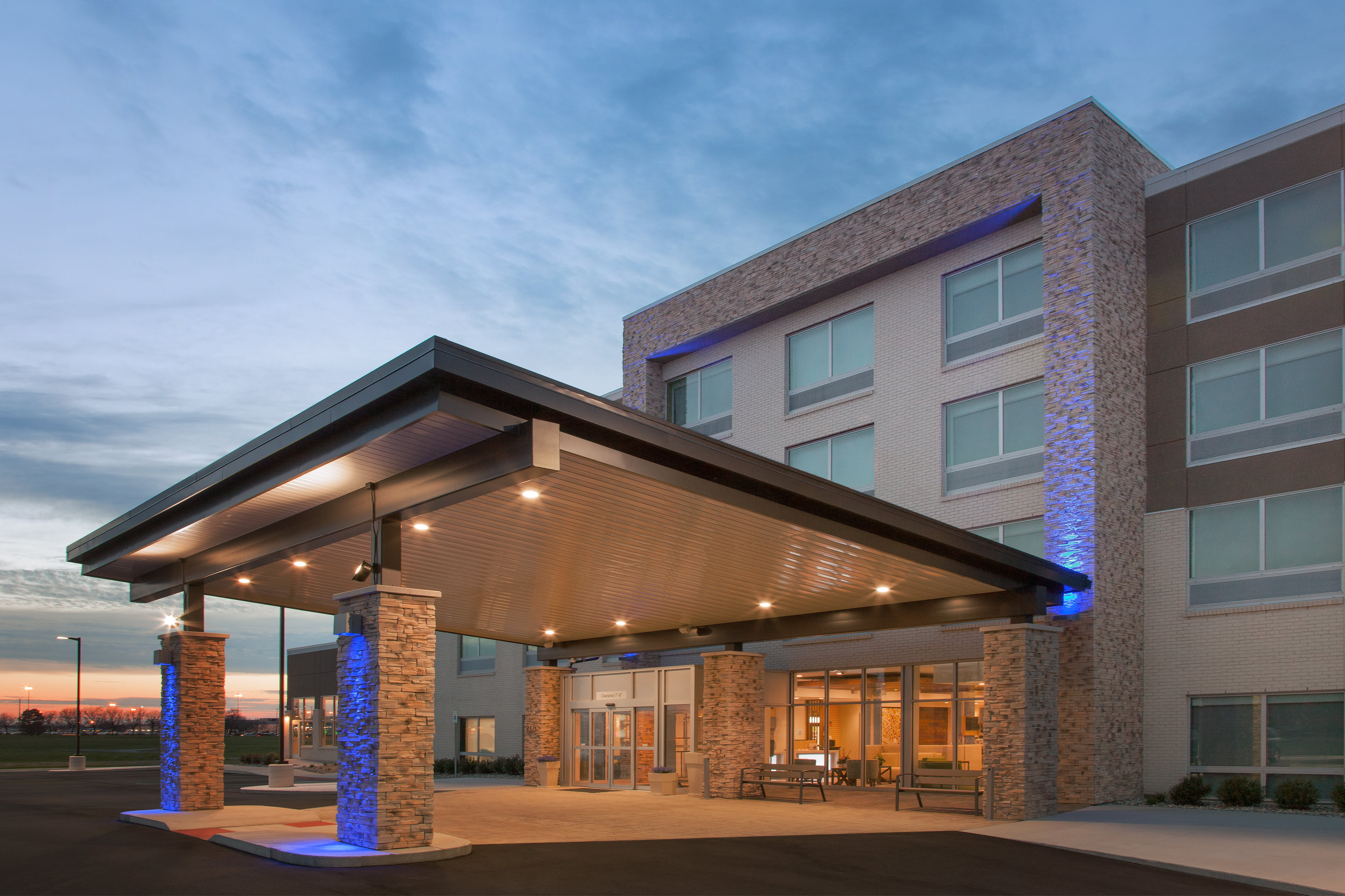 Holiday Inn Express and Suites Sterling Heights-Detroit Area 3/23