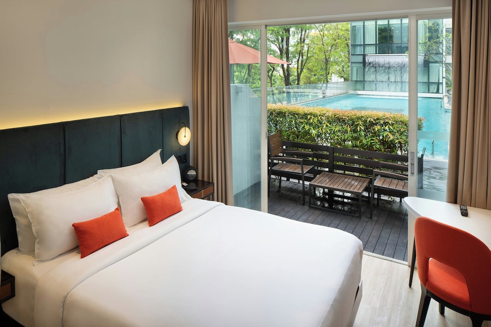 PREMIER, QUEEN BED, POOL ACCESS