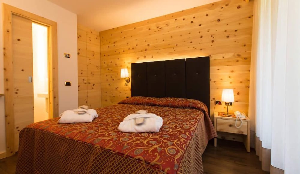 HOTEL CRISTINA 10/45