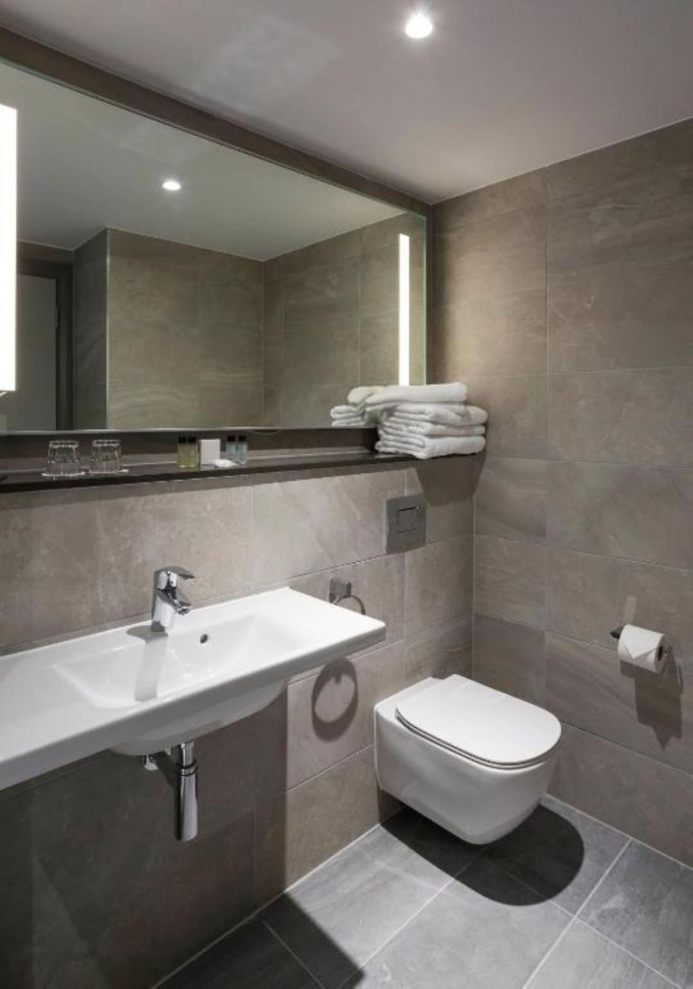 غرفة عائلية صغيرة بسرير مزدوج وسرير فردي، Maldron Hotel Belfast International Airport 8/8