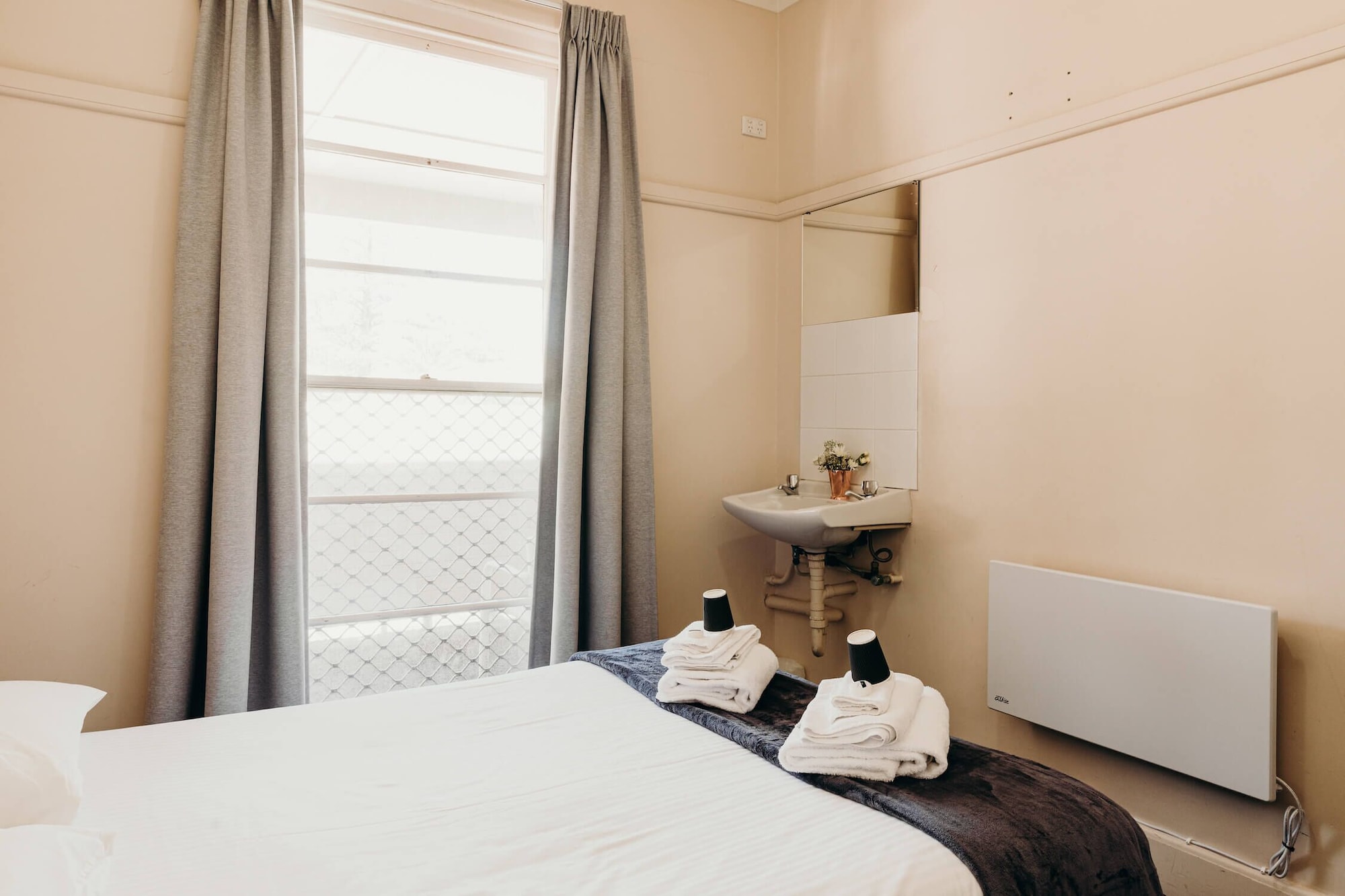 ROOM, DOUBLE BED, SHARED BATHROOM