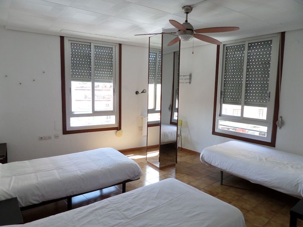 ROOM, TRIPLE, SHARED BATHROOM