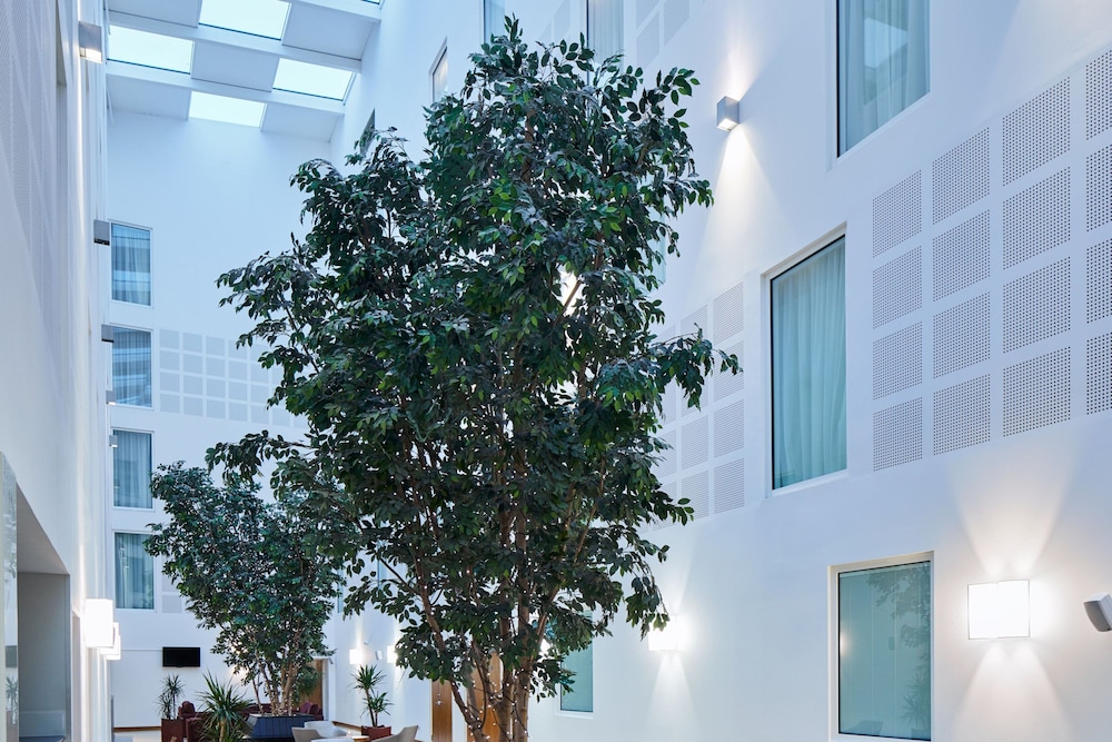Courtyard By Marriott Gatwick Airport in LONDON