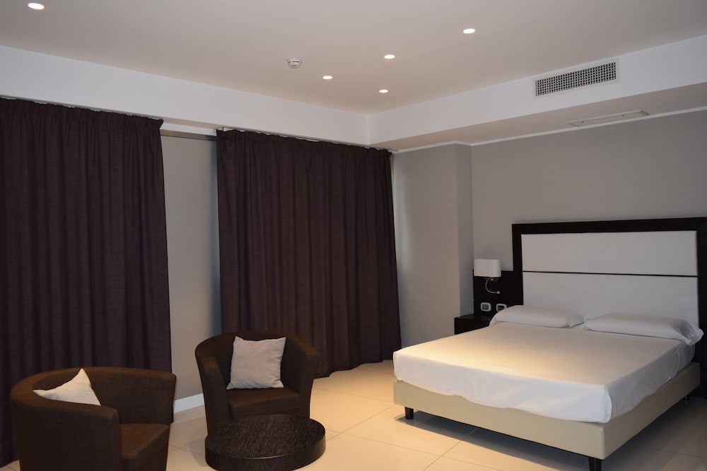 Marconi Hotel 18/63