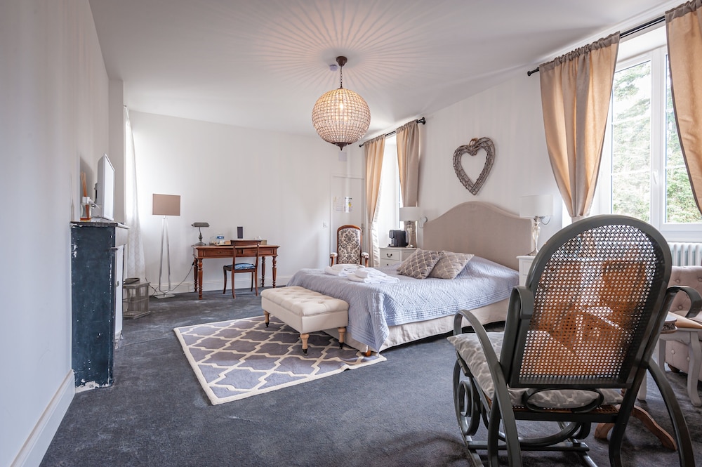 Chateau des Ayes 6/50