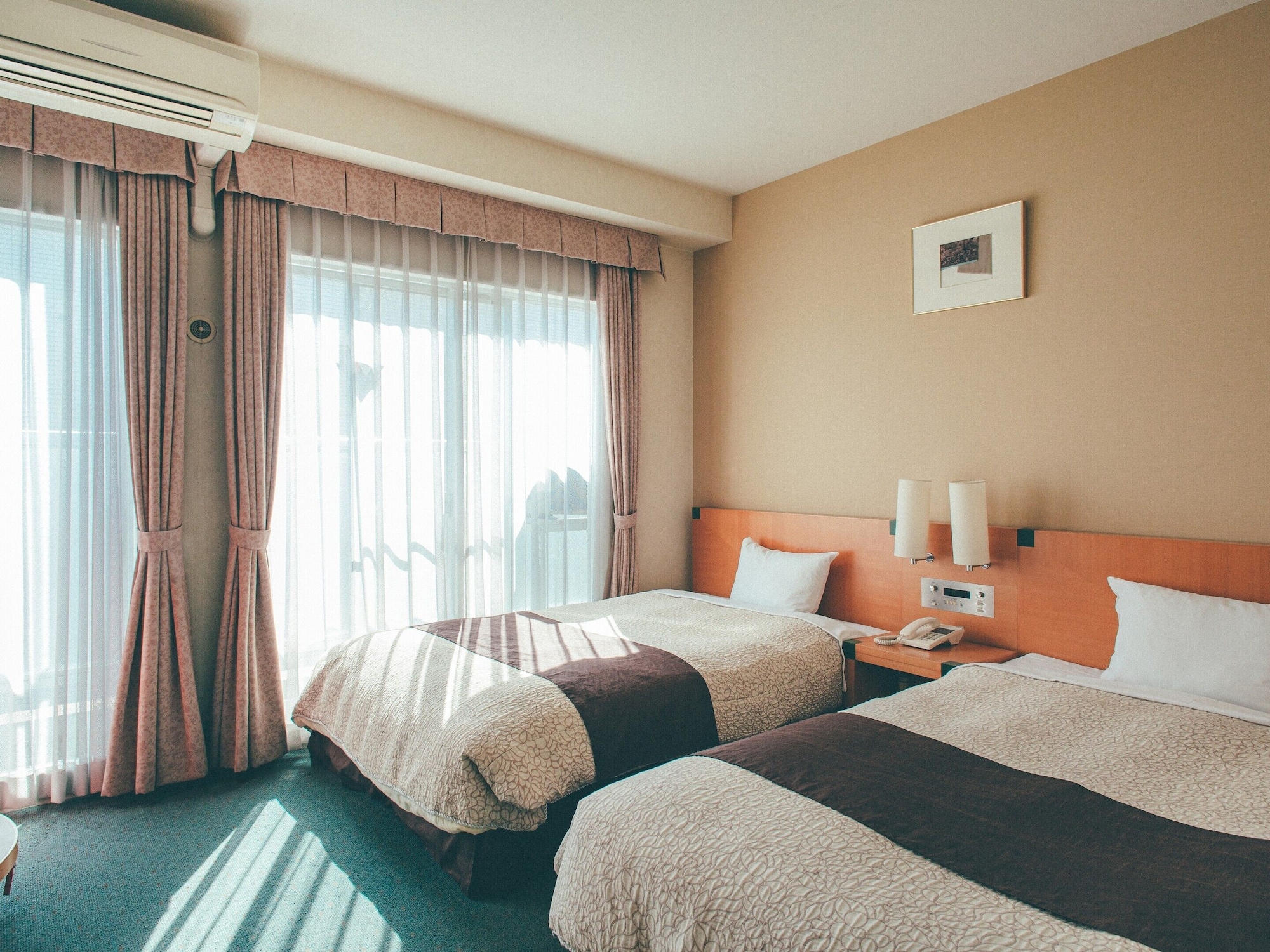 ROOM, TWIN BEDS
