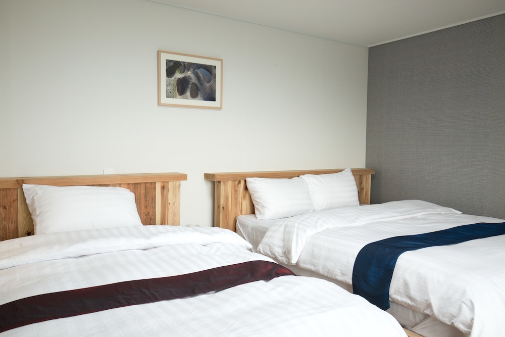 Cheonjiyeon Crystal Hotel 13/80