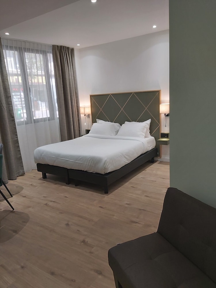 HOTEL B SQUARE 34/83