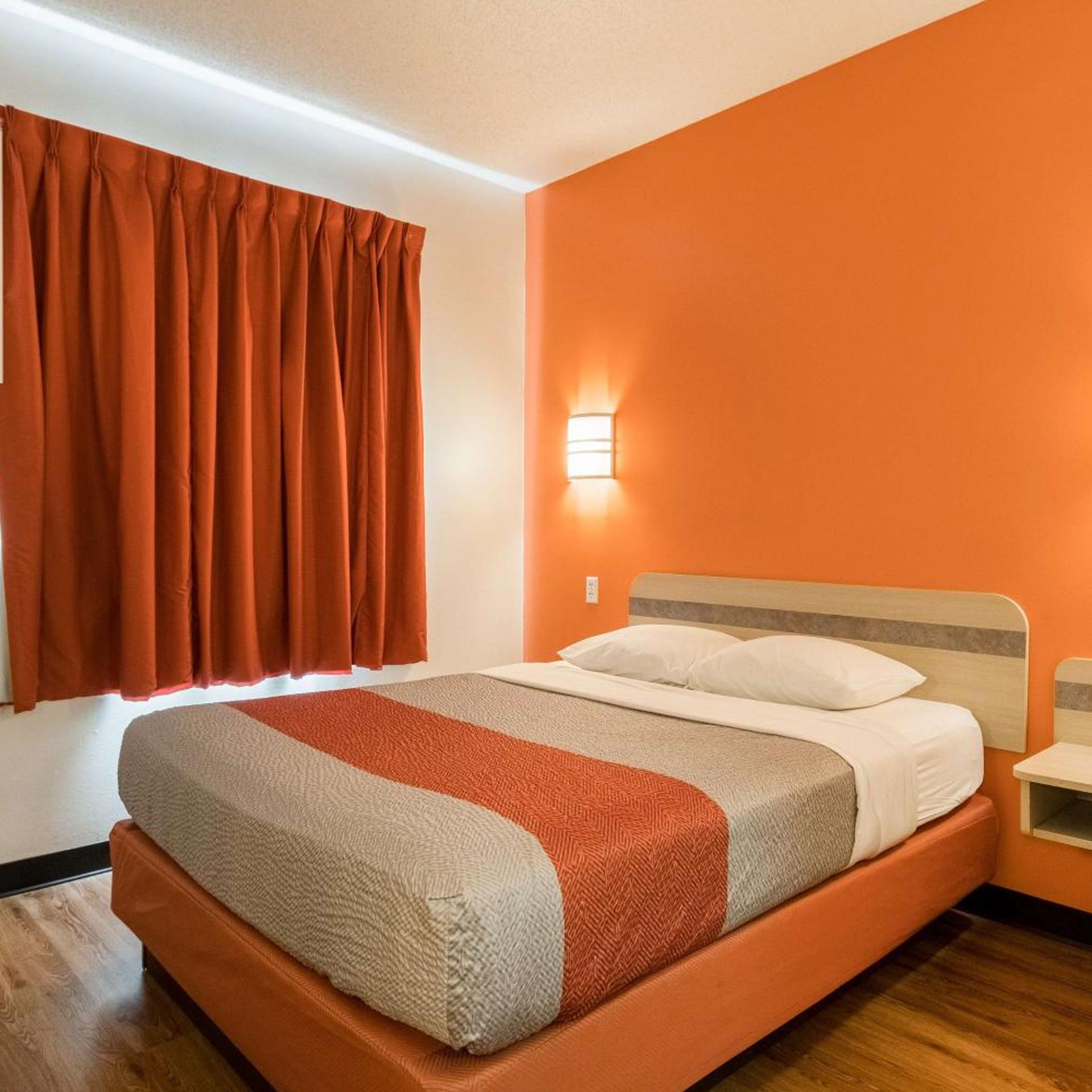 1 Queen Bed - Smoking, Motel6 Newport, TN 5/10