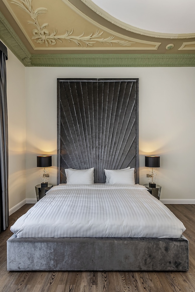 PALACE, SUITE