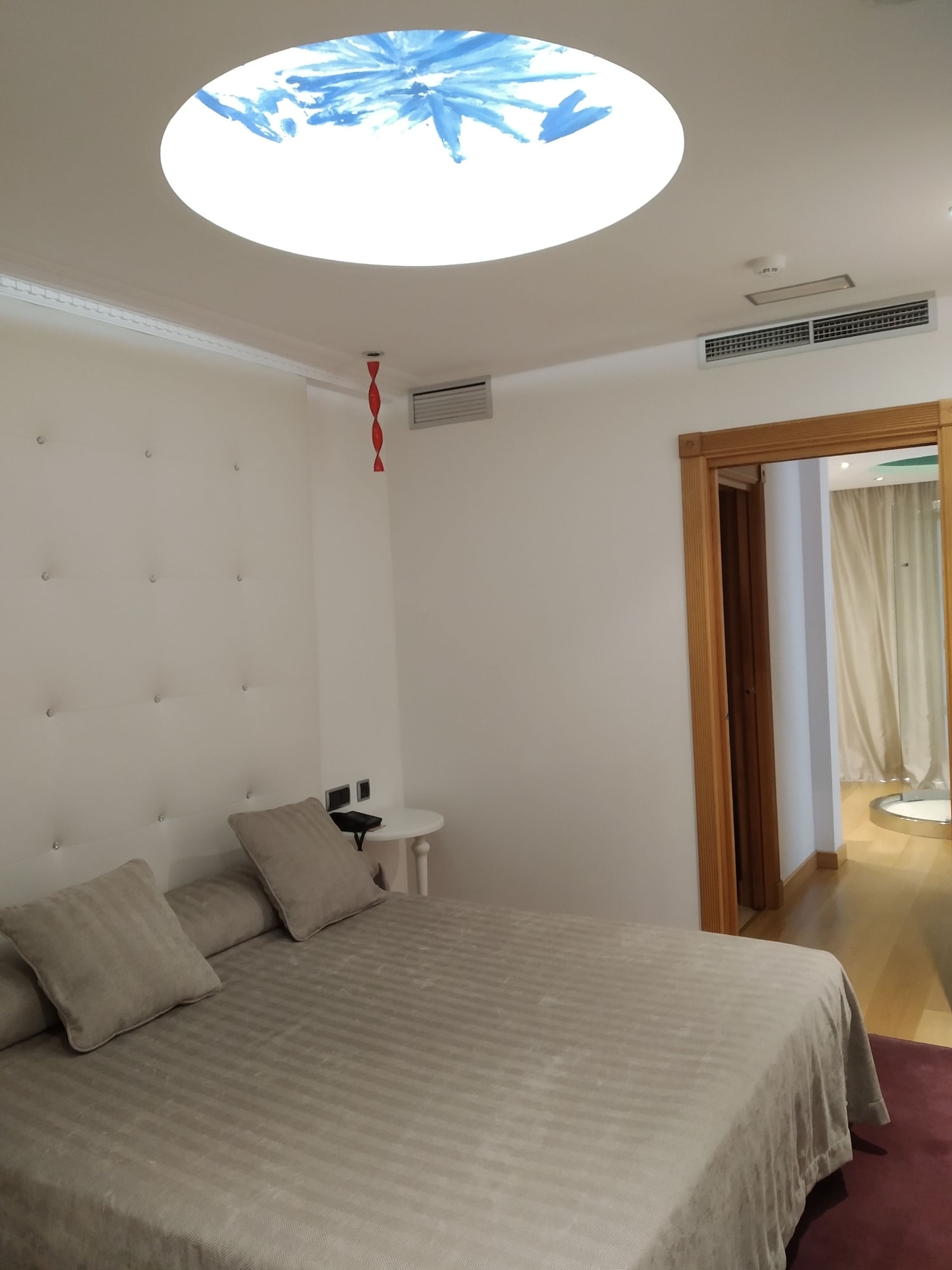 EXECUTIVE, QUEEN BED