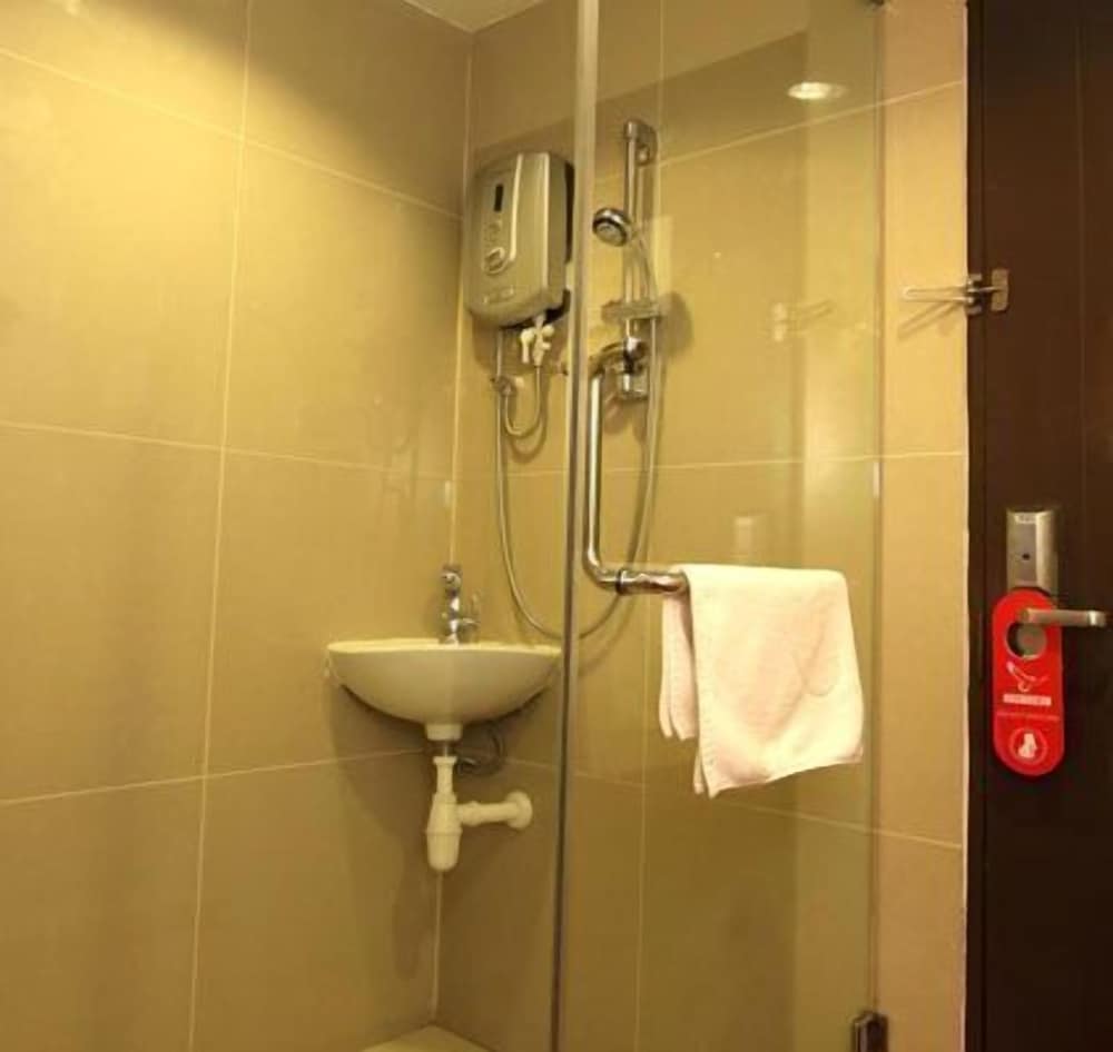 Country Hotel 42/44