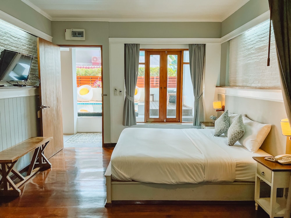 CABANA, POOL ACCESS