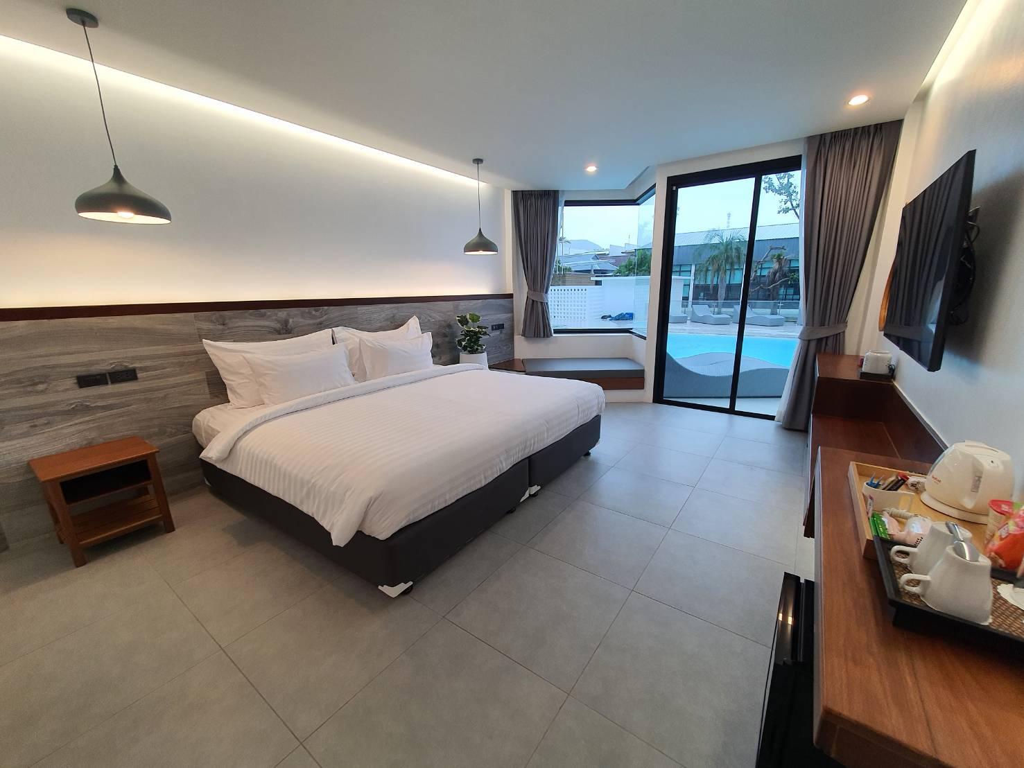 Deluxe, Pool Access