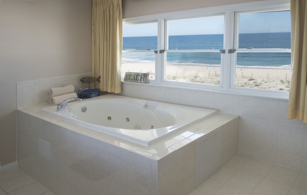 Drifting Sands Oceanfront Hotel 33/70